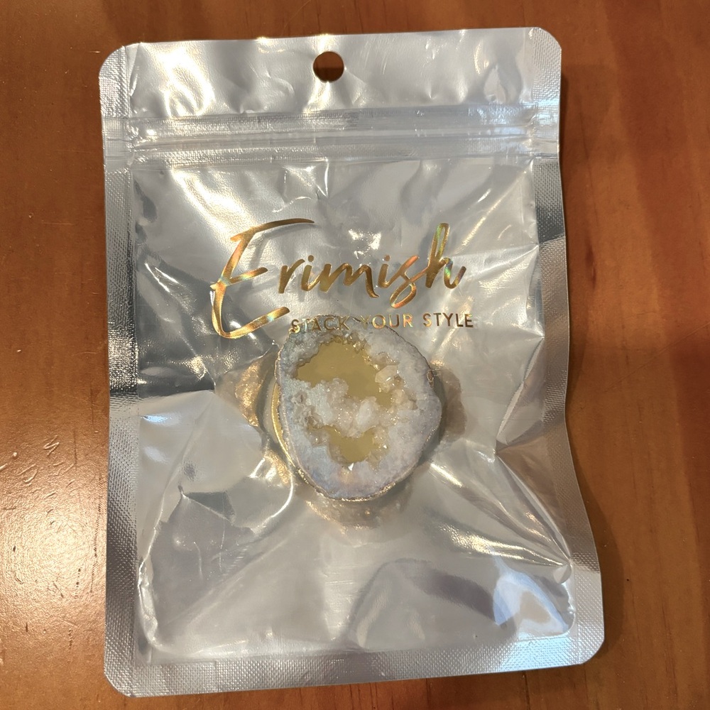 Druzy rock pop socket. NWT.